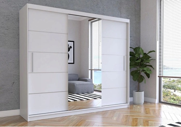 Weißer Schwebetürenschrank mit integriertem Ganzkörperspiegel für ein helles, modernes Schlafzimmer.