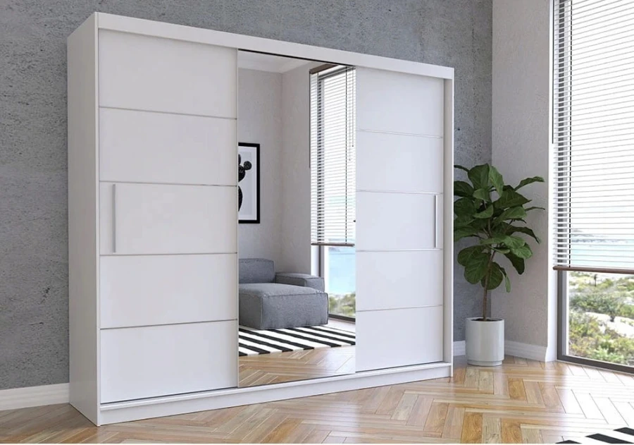 Weißer Schwebetürenschrank mit integriertem Ganzkörperspiegel für ein helles, modernes Schlafzimmer.