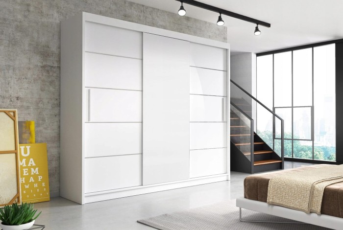 Moderner weißer Kleiderschrank mit Schiebetüren im Schlafzimmer - stilvolle Aufbewahrungslösung.