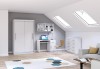 Moderner Wohnraum unter Dachschräge mit weißem Schiebeschrank, Schreibtisch und Kommode.
