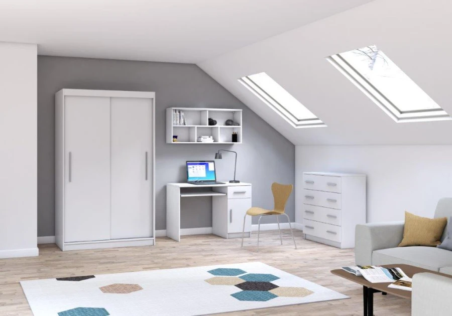 Moderner Wohnraum unter Dachschräge mit weißem Schiebeschrank, Schreibtisch und Kommode.