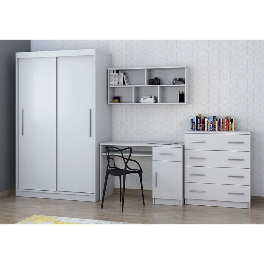 Set aus weißem Schrank, Schreibtisch und Kommode vor einer geometrisch gemusterten Wand.