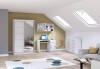 Modernes Jugendzimmer-Set in Weiß: Kleiderschrank mit Spiegel, Schreibtisch und Kommode.