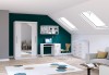 Modernes Jugendzimmer-Set in Weiß mit Schrank, Schreibtisch und Kommode im Dachgeschoss.