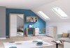 Helles Jugendzimmer-Set unter Dachschräge mit blauem Akzent, Schreibtisch und Spiegelschrank.