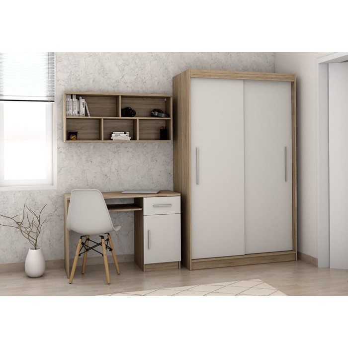 Büro-Set: Schreibtisch, Wandregal und weißer Schwebetürenschrank in Holzoptik.