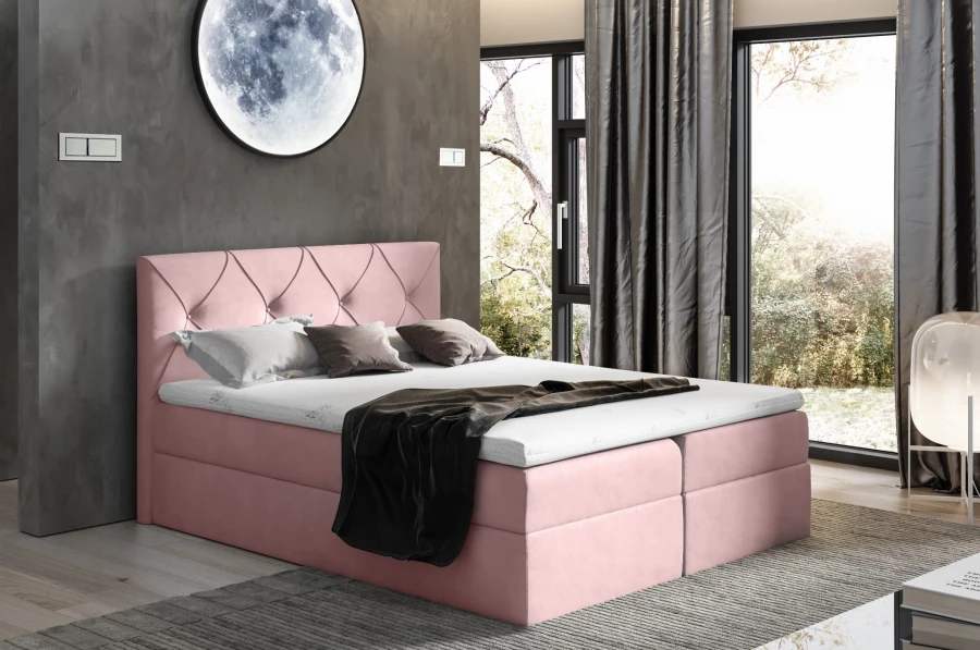 Rosa Boxspringbett mit gestepptem Kopfteil vor grauer Wand mit Mond-Wandlampe.
