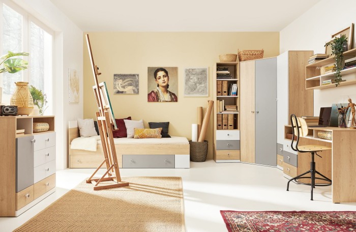 Helles Jugendzimmer-Set mit Holzmöbeln, Schreibtisch, Bett und einer Malerstaffelei.