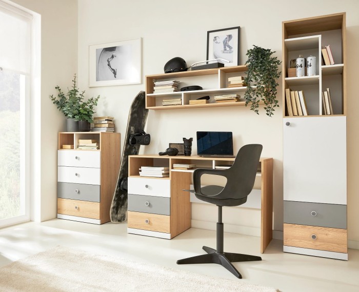 Modernes Jugendzimmer Set mit Schreibtisch, Hochregal, Wandboard und Kommode in Eiche und Weiß.