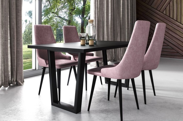 Moderner schwarzer Esstisch mit vier gepolsterten Stühlen in Rosa für das Esszimmer.