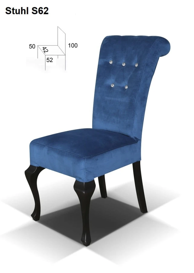 Blauer Samtstuhl S62 mit Knopfheftung und geschwungenen schwarzen Beinen inklusive Maßangaben.