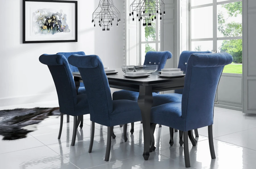 Moderne Essgruppe mit schwarzem Esstisch und sechs blauen Polsterstühlen aus Samt im hellen Raum.