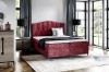 Luxuriöses Boxspringbett in Weinrot mit Samt-Optik und hohem Kopfteil für ein modernes Schlafzimmer.