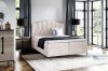 Helles Boxspringbett in Creme-Beige mit hochwertigem Textilbezug und modernem Design.
