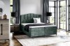 Elegantes grünes Boxspringbett in modern eingerichtetem Schlafzimmer.