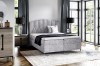 Stilvolles Boxspringbett in Hellgrau für ein modernes Schlafzimmer-Ambiente.