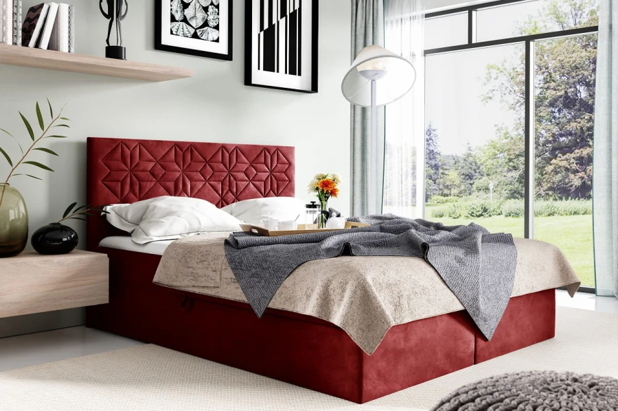 Rotes Polsterbett mit dekorativem Kopfteil als Highlight im Schlafzimmer.