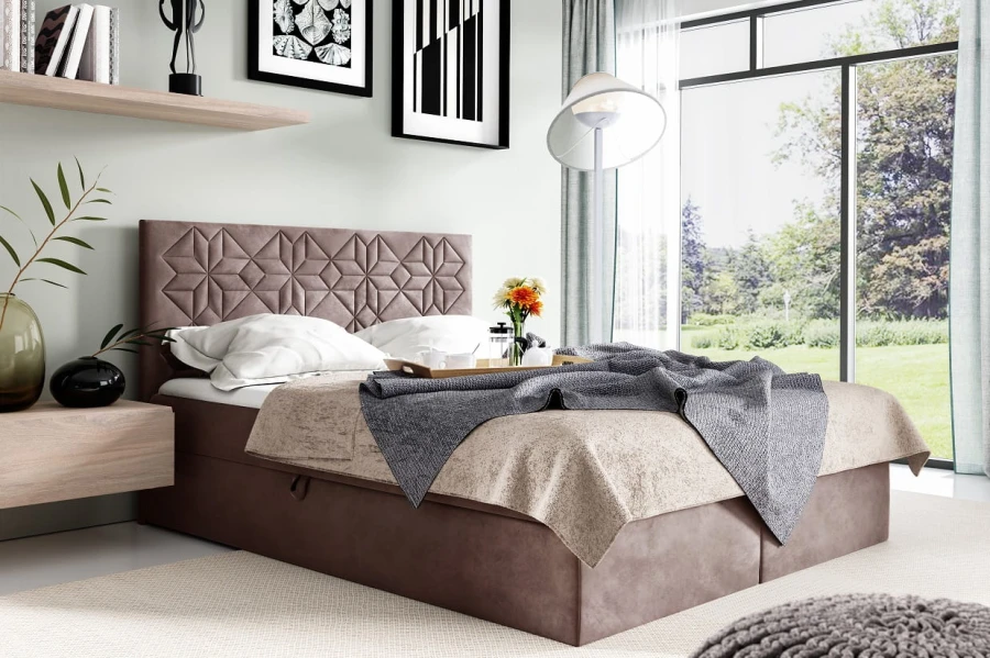 Braunes Polsterbett mit geometrischem Kopfteil in modernem Schlafzimmer