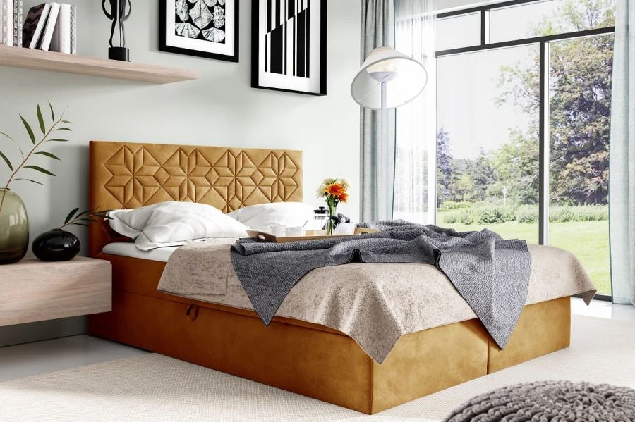 Senfgelbes Polsterbett mit geometrischem Kopfteil und gemütlichem Flair
