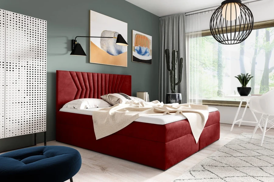 Elegantes rotes Polsterbett mit V-förmiger Steppung am Kopfteil als Blickfang im Schlafzimmer.