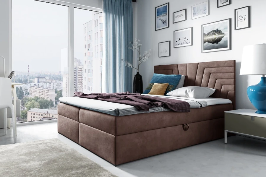 Braunes Boxspringbett mit gepolstertem Kopfteil im modernen Schlafzimmer mit Stadtblick.
