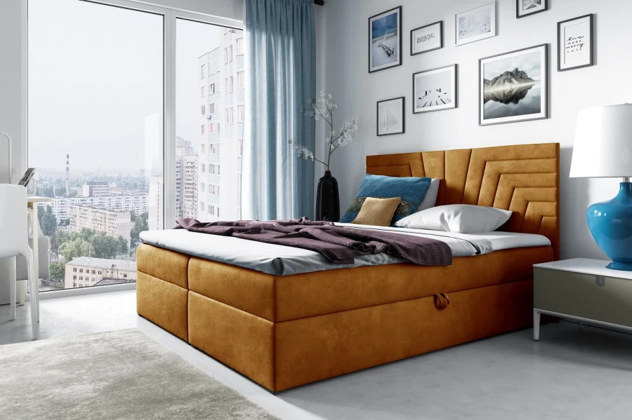 Senfgelbes Boxspringbett mit modernem Kopfteil in lichtdurchflutetem Schlafzimmer.