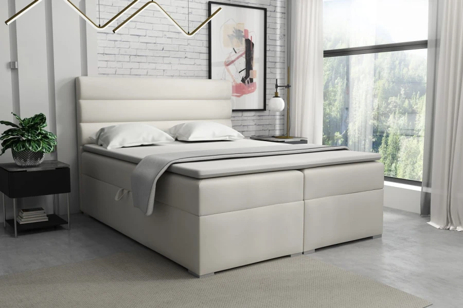 Hellbeiges Boxspringbett für eine freundliche Atmosphäre im Schlafzimmer.