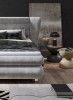 Graues Boxspringbett Detailansicht mit modernem Nachttisch und grüner Decke