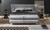 Modernes graues Boxspringbett im Schlafzimmer mit Design-Beleuchtung