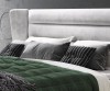 Detailaufnahme Kopfteil und Kissen eines modernen grauen Boxspringbetts