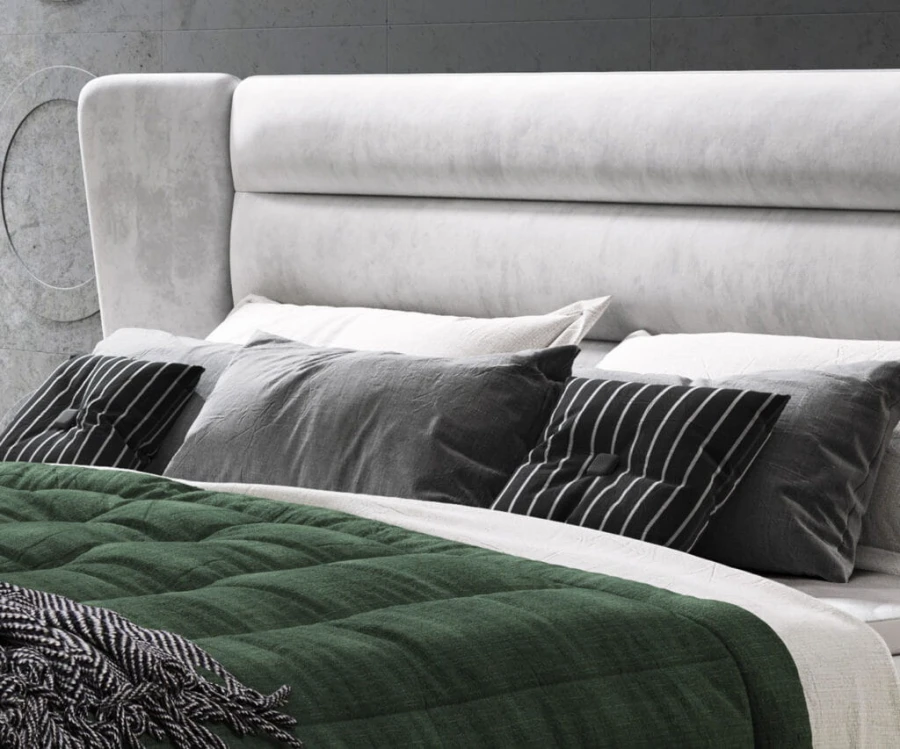 Detailaufnahme Kopfteil und Kissen eines modernen grauen Boxspringbetts