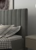 Nahansicht der hochwertigen Polsterung am Kopfteil und eines minimalistischen Nachttischs.