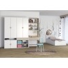 Komplettes Kinderzimmer Set mit Kleiderschrank, Schreibtisch und Bett in Weiß und Holz.