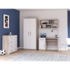Modernes Kinderzimmer-Set mit Schreibtisch, Schrank und Kommode in heller Eiche-Optik und Weiß.