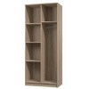 Kleiderschrank Innenansicht mit Regalfächern und Kleiderstange in Eiche-Optik.