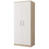 Hoher Kleiderschrank, 2-türig, in Weiß und Eiche-Optik für das Schlafzimmer.