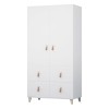 Weißer Kleiderschrank mit Ledergriffen, zwei Türen und vier Schubladen im modernen Design.