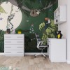 Ingerichte kinderkamer met wit bureau, commode en junglebehang.