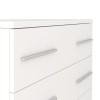 Detailopname witte commode met zilveren greeplijsten detail