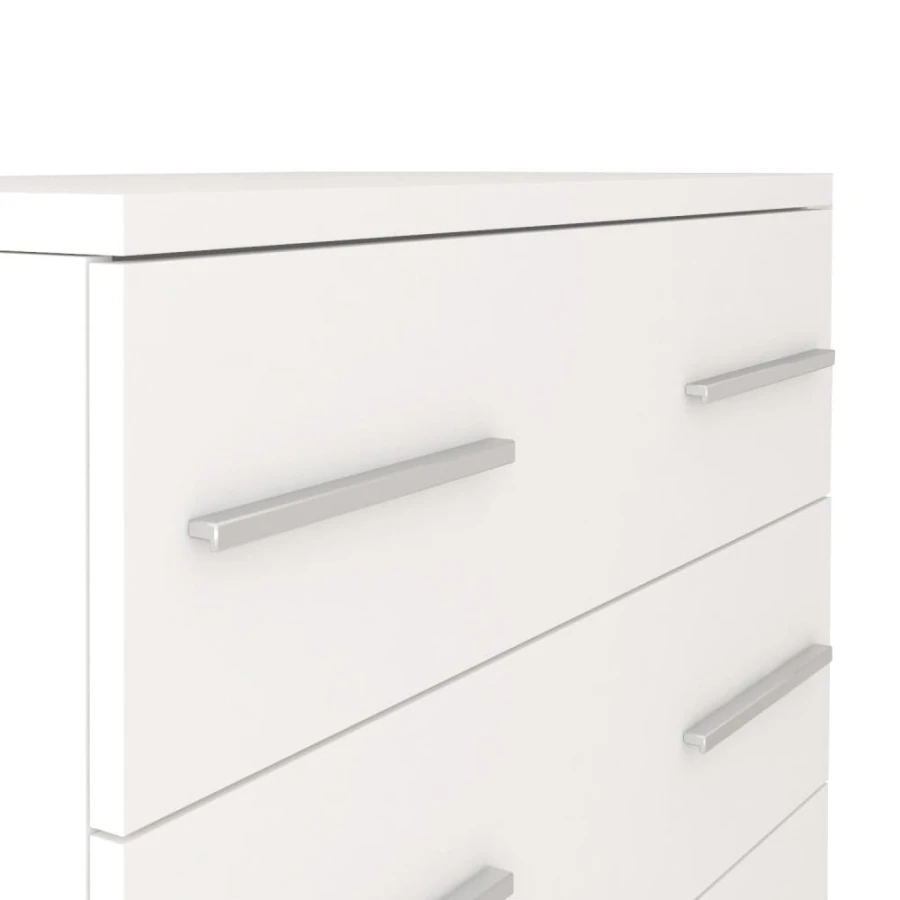 Detailopname witte commode met zilveren greeplijsten detail