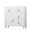 Weiße Kommode mit dekorativen Ledergriffen und Holzfüßen in minimalistischem Design.