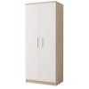 Tweedeurs kledingkast in eiken-optiek met witte fronten, sober design.