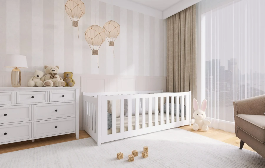 Modernes weißes Kinderbett im hellen Babyzimmer mit kuscheligen Plüschtieren und Deko.