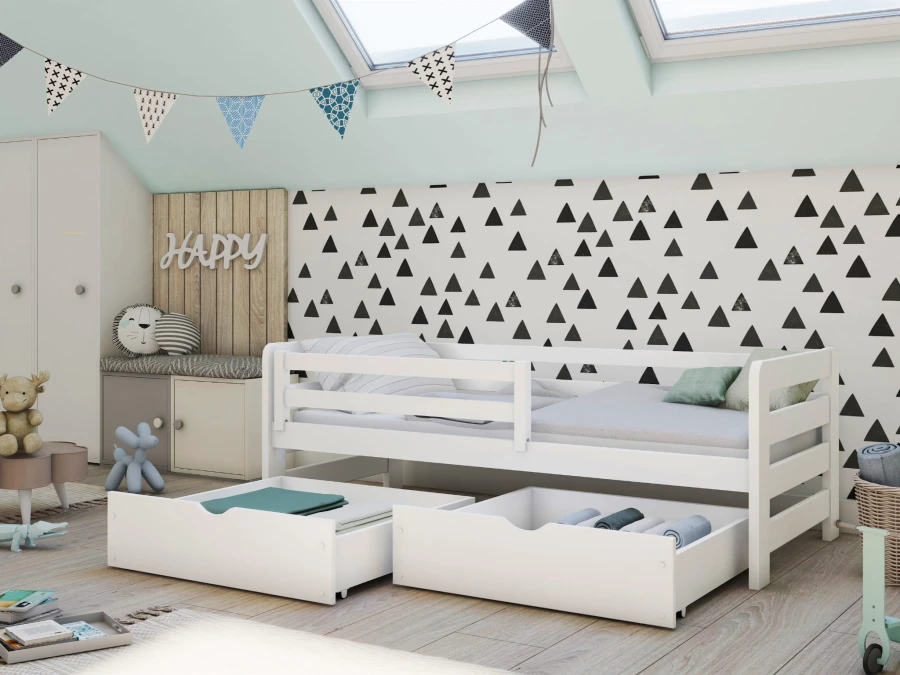 Weißes Kinderbett mit Rausfallschutz und zwei Schubladen im skandinavischen Stil.