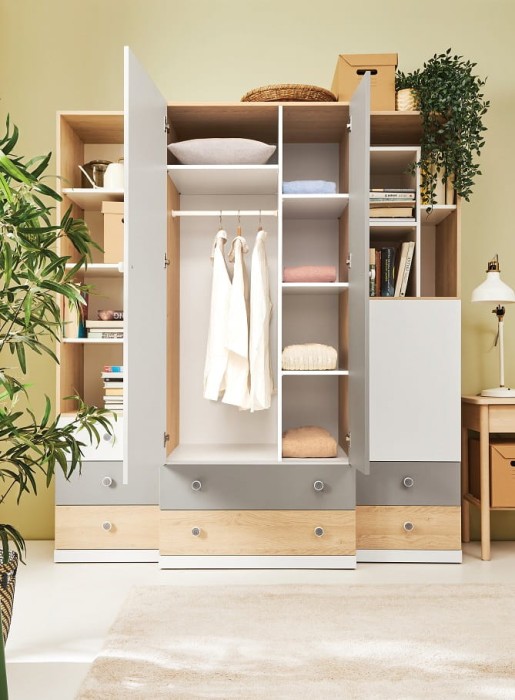 Große Kleiderschrank-Kombination für das Kinderzimmer mit Regalen und viel Stauraum.