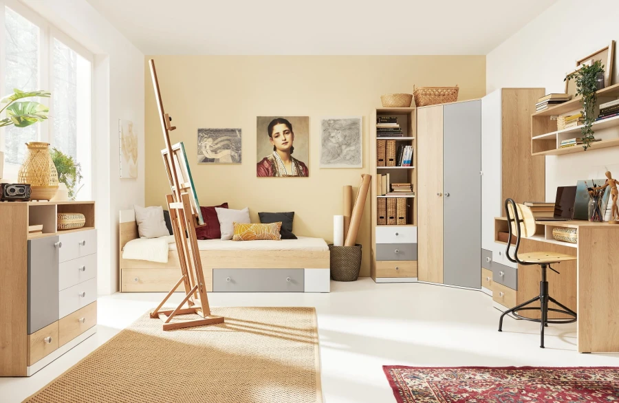Modern eingerichtetes Jugendzimmer mit Bett, Schreibtisch, Kleiderschrank und Künstler-Staffelei.