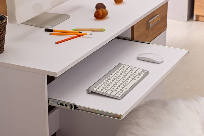 Moderner weißer Schreibtisch mit ausziehbarer Tastaturablage und kabelloser Maus.