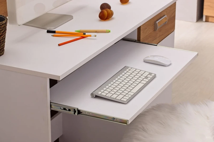 Moderner weißer Schreibtisch mit ausziehbarer Tastaturablage und kabelloser Maus.
