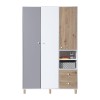 Großer Kleiderschrank in Weiß, Grau und Eiche mit drei Türen und praktischen Ablagefächern.