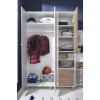 Weißer Kleiderschrank für Kinder mit Kleidung, Schuhen und Aufbewahrungsboxen im Jugendzimmer.